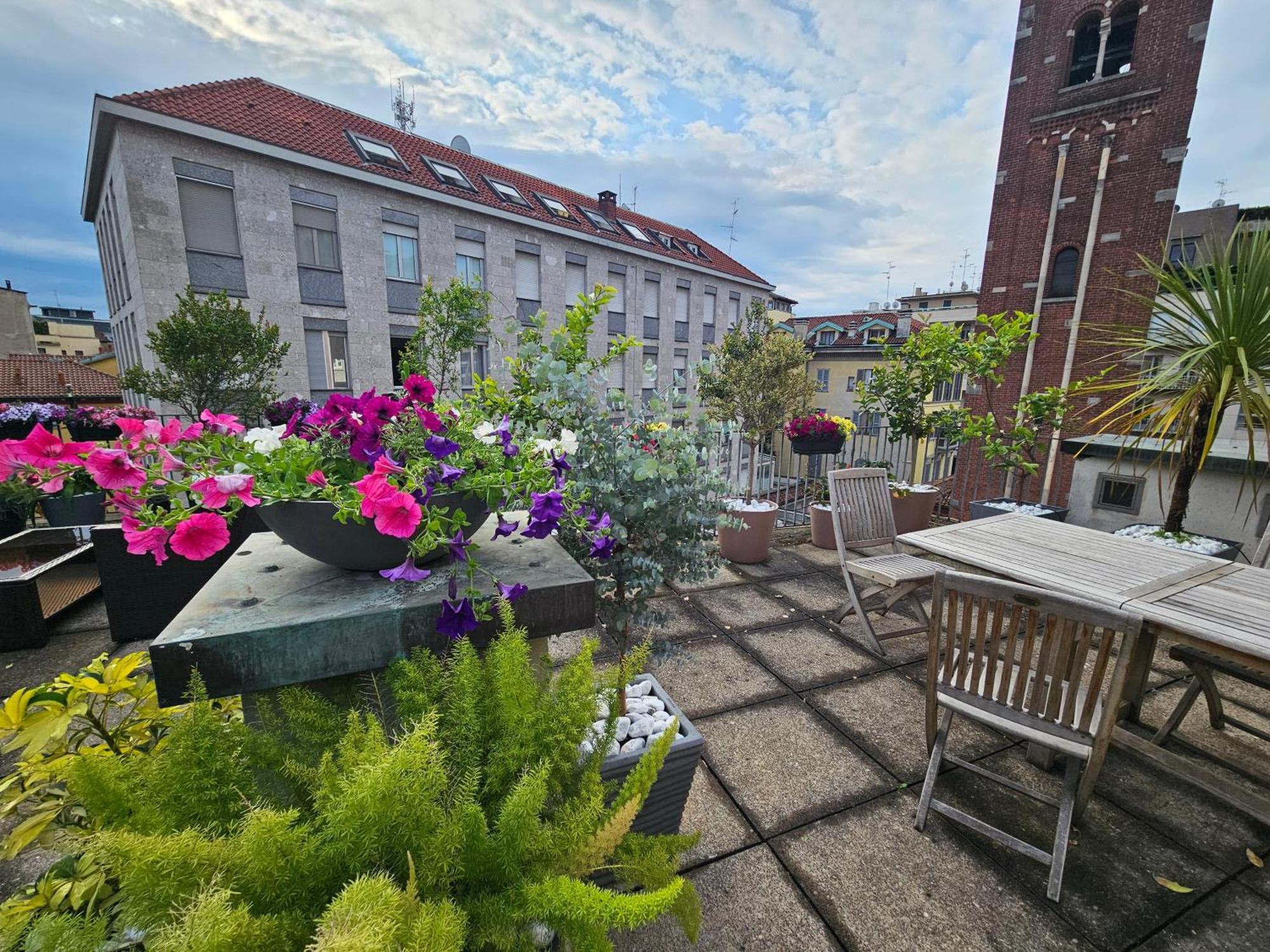 Exclusive Top Floor 2-Bedroom Flat ミラノ エクステリア 写真